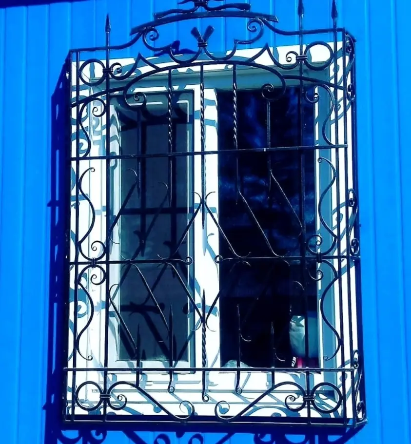 Металлическая решетка на окно