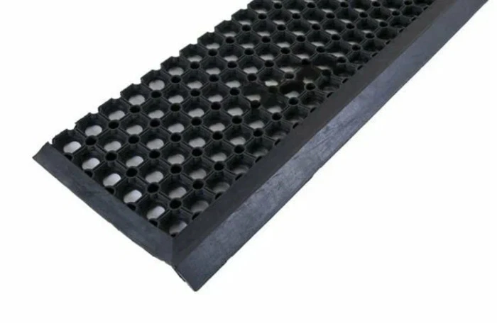 kovrik_25kh75_sm_pridvernyy_stupenka12_mm_