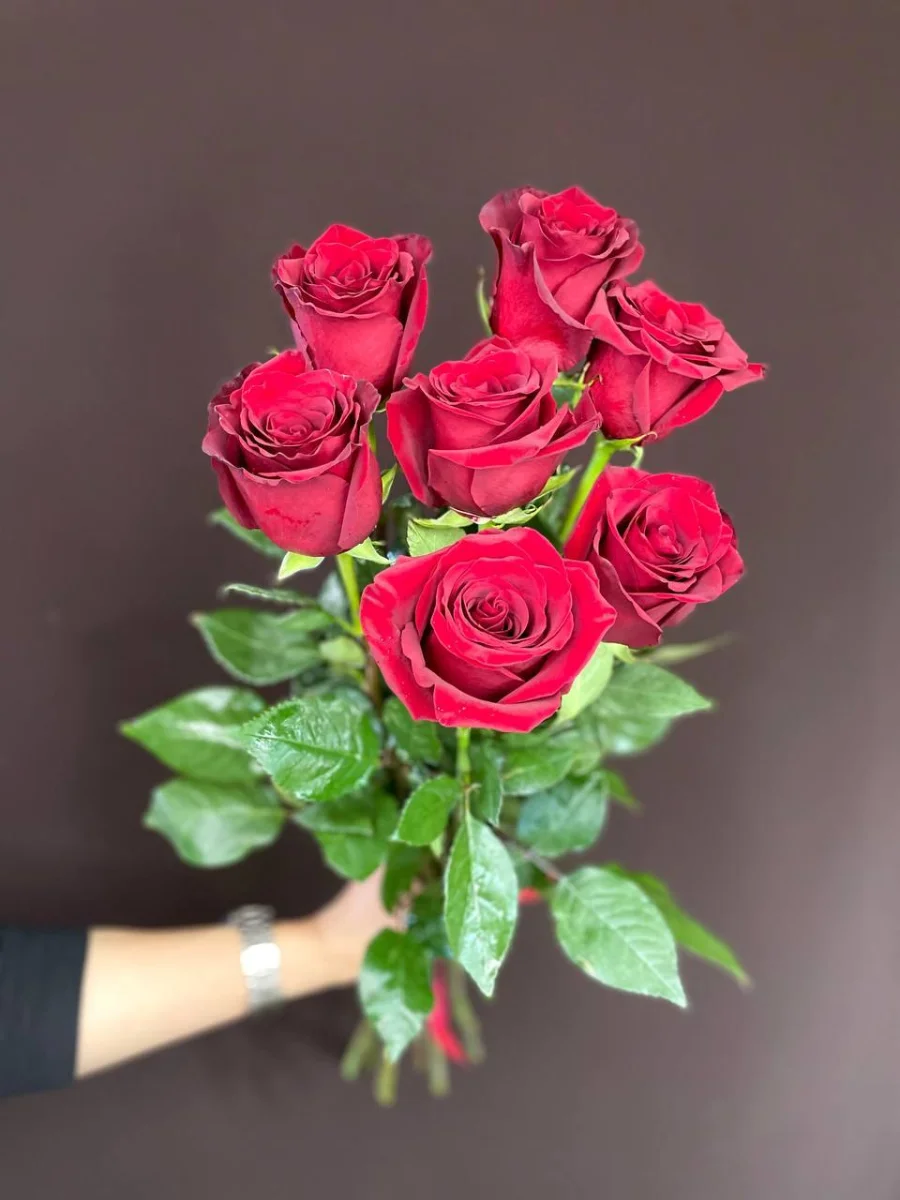7 красных роз