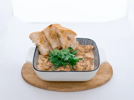 Курица с грибами в сырно-сливочном соусе