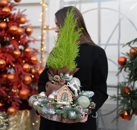 Новогодняя композиция с Кипарисом букет, сосновые, еловые ветки, зимняя игрушки, шары