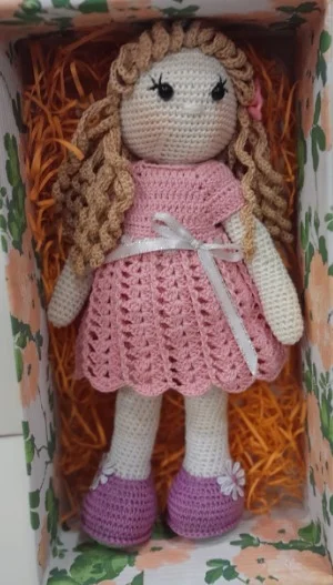 Кукла ручной работы в розовом платье