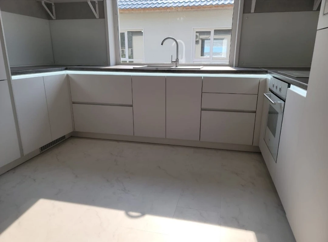 Кухня на заказ в современном стиле минимализма и модерна