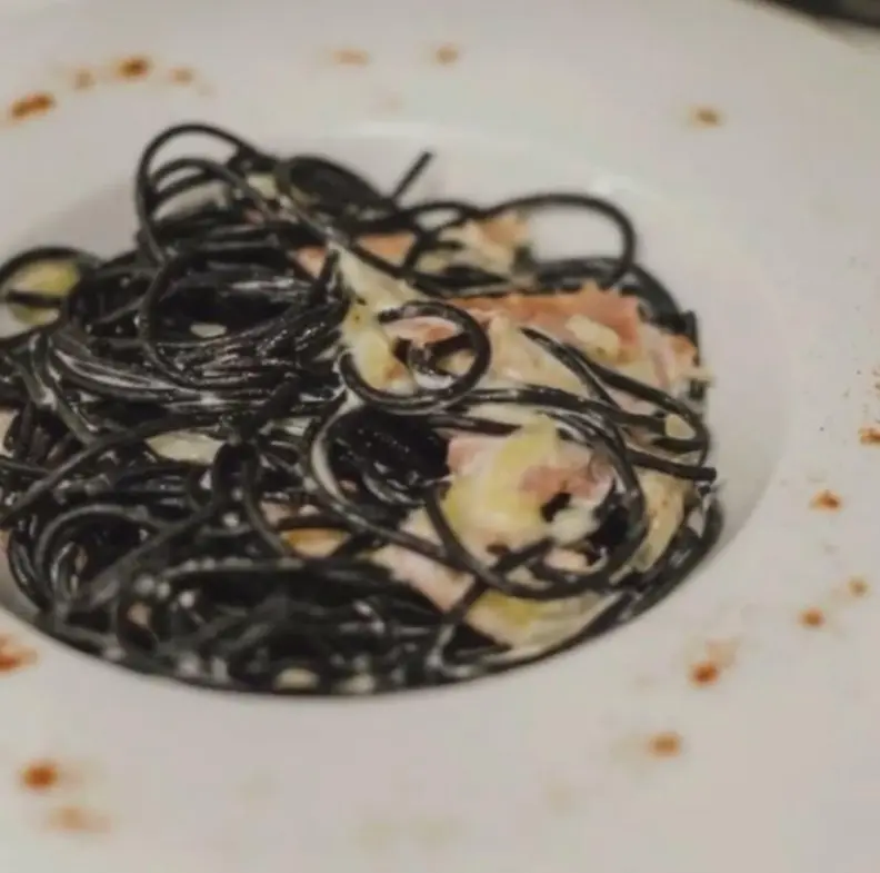 Паста с морепродуктами под черным соусом Лингуине ди Марэ (Доставка итальянской кухни)