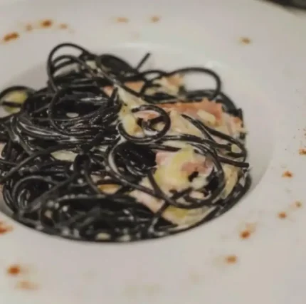 Фото для Паста с морепродуктами под черным соусом Лингуине ди Марэ (Доставка итальянской кухни)