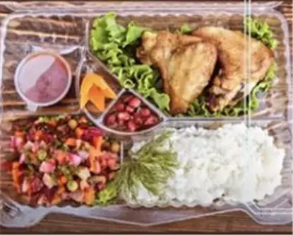 Комплексный обед. Обед с рисом: рис, шашлык из куриных крыльев, салат "Винегрет", кетчуп.