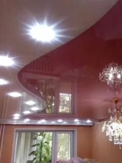 Фото для Натяжной двухуровневый потолок со встроенными потолочными светильниками.