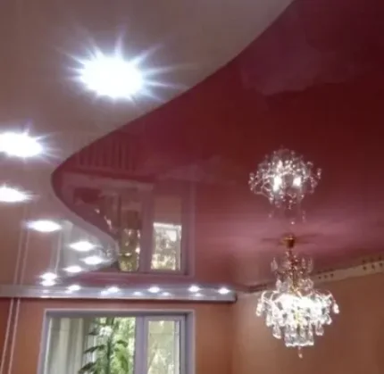 Натяжной двухуровневый потолок со встроенными потолочными светильниками.