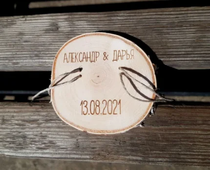 Фото для Свадебная подставка для колец из среза дерева с гравировкой