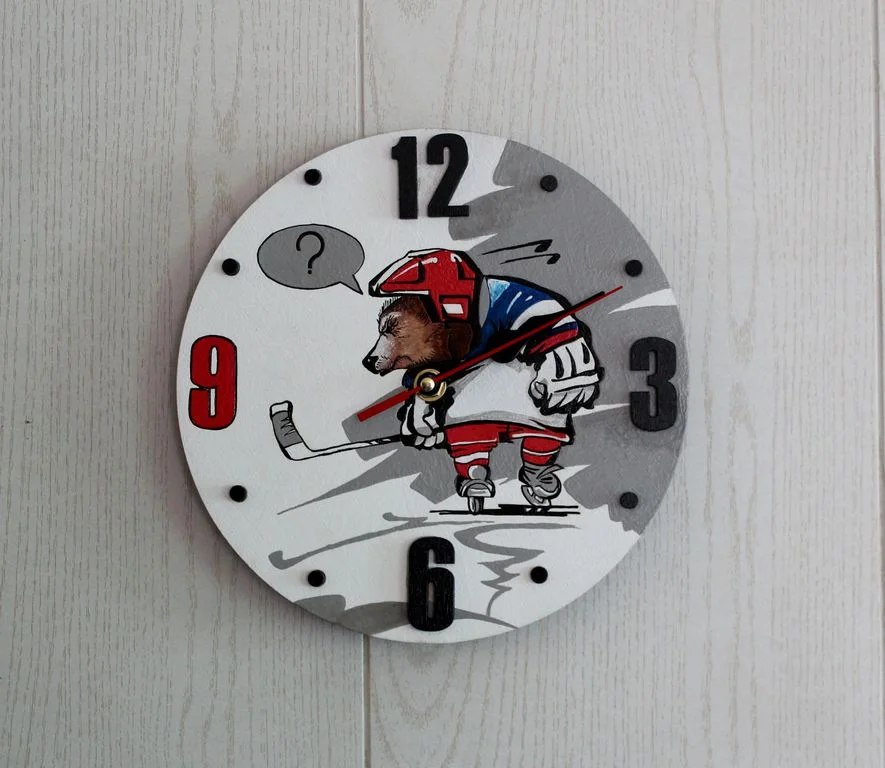 Часы настеные "Медведь-хоккеист"