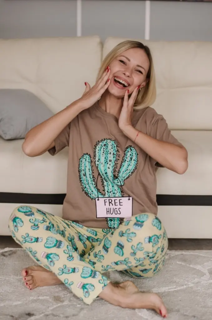 Костюм пижама с брюками яркая домашний для сна и отдыха Кактус