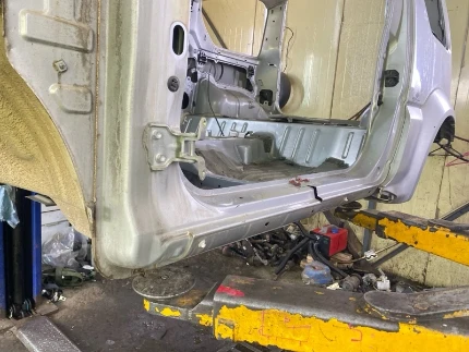 Фото для Порог кузова SUZUKI JIMNY WIDE JB33W G13B 1999/Цвет Z2S перед. лев. (б/у)