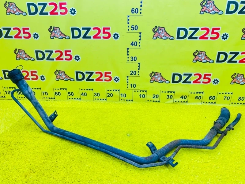 Фото для Горловина топливного бака TOYOTA LAND CRUISER UZJ100W 2UZFE 2002/Цвет 8L4 перед. (б/у)