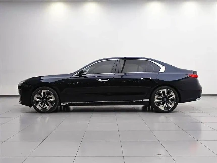 Автомобиль BMW SERIES 7 2023 год