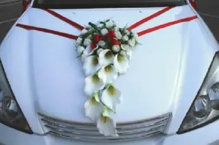 Цветы на капот свадебного автомобиля